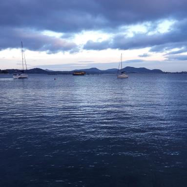 Villa sur les hauteurs à gauche